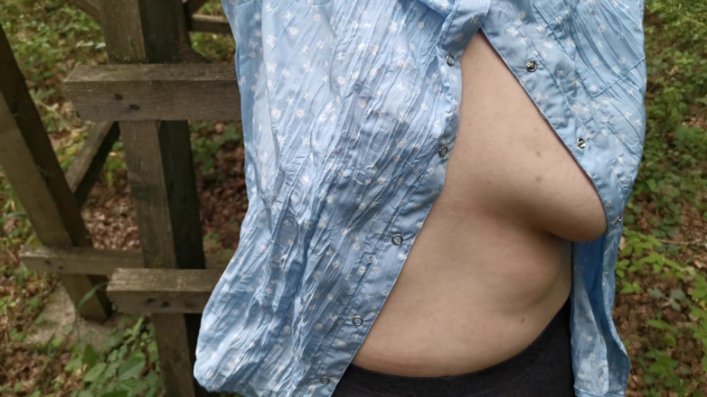 Bouncy Tits Action: Schiaffi delle tette in camicetta blu all'aperto