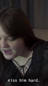 Pornstory: Stella uśmiecha się figlarnie, gdy jej chłopak ma strap-on