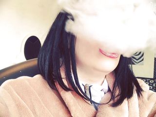 Goddess Misha Goldy: Deusa fumante e batom sexy