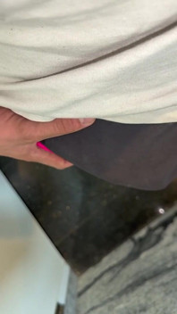 Pulă mare și albă nu-l poate ține - îi vibrează pula până când ejaculează tare în pantalonii lui scurți