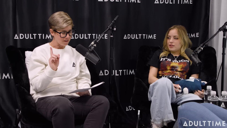 Adult Time Podcast: Gizelle Blanco aur Anna Claire Clouds Pheromones, kainchi, aur jhaari ....