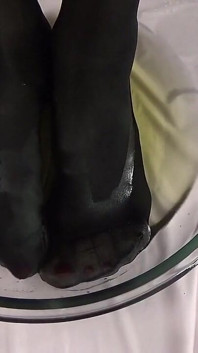 Tetona madura meando en los pies de nylon