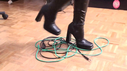 Foot Girls: Crushing cables with my new boots
