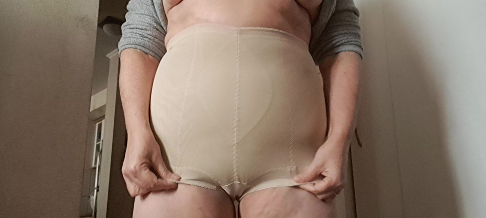 Mommy big hairy pussy: Mini Petticoat stretta su miLF senza mutandine