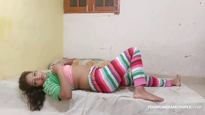 Sarika Vikki: Indická holka si tře mokrou kundičku a žádá ji, aby ji...