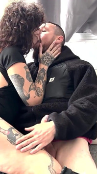 Une Bombasse Tatouée Détruite Par La Grosse Bite De Son Voisin !