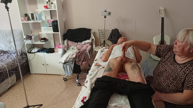 Zona901: 继母在按摩桌上吮吸和撸管我的鸡巴并吞精