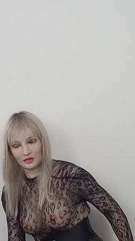 Rubia crossdresser provoca en body de medias y corriéndose mucho