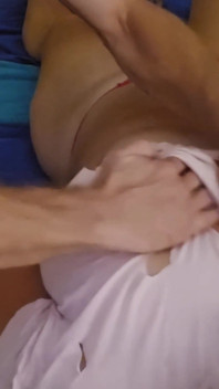 Señora de grandes pechos recibe masaje erótico en su camisa rasgada