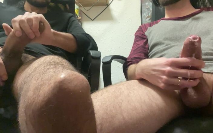 Nenes gaymers: Viendo porno con mi amigo y masturbándome