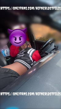 Büyük dudaklı büyük memeler arabada yarak emiyor