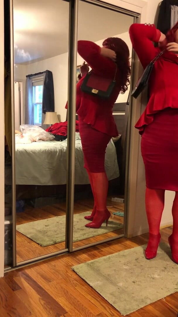 Deanna Doll: Deanna CD doll se déshabille - partie 1