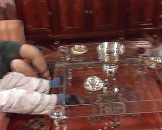 Deutsche Camgirls: 两个淫荡的德国女士在客厅里被狠操