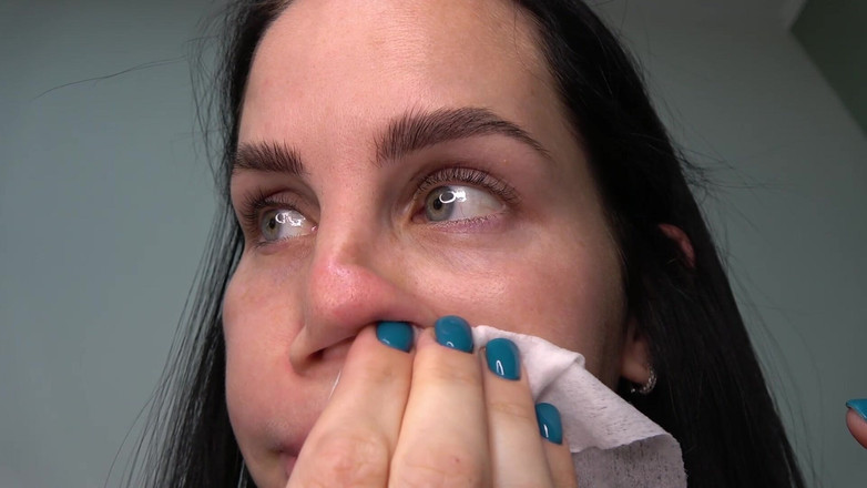 Anna Sky: アンナはくしゃみをして豚の鼻で鼻をかむ