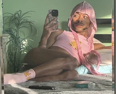 Princesleaze Twerkin auf dem Bett sexy wie immer gewölbt. Rufe meine sters an