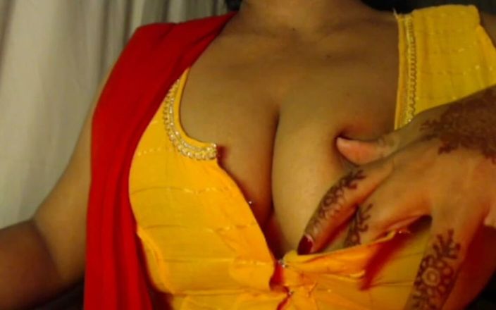 HotGirl21: Peitos quentes chupam mamilo.