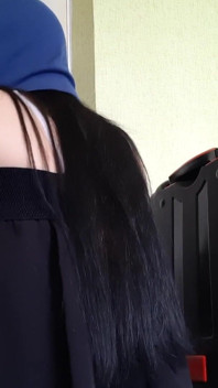 Fiica mea vitregă curvă s-a urcat sub fusta mea și m-a adus la orgasm în timp ce soțul meu era la serviciu