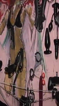 Domina trainiert kapuzen-sklaven mit riesigem dildo