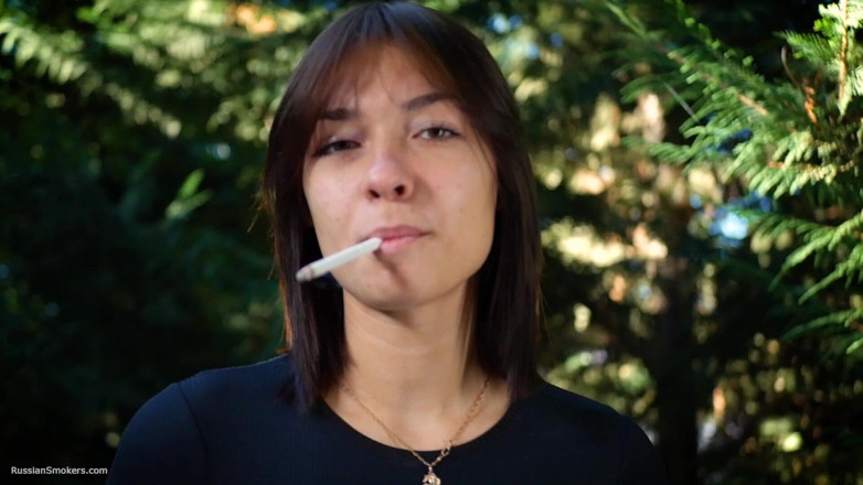 Russian Smokers: Si cantik Rusia manis merokok di alam semula jadi