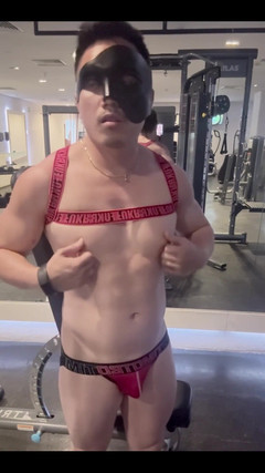barenakedboy: 在健身房锻炼