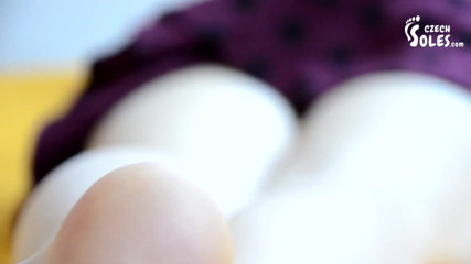 Czech Soles - foot fetish content: Ivy ruht ihre nackten füße aus