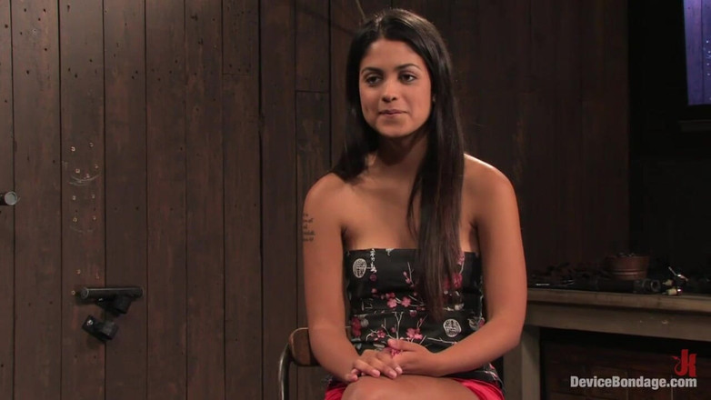 Device Bondage by Kink: リア SFで最もホットなレズビアンの一人!待って、何?