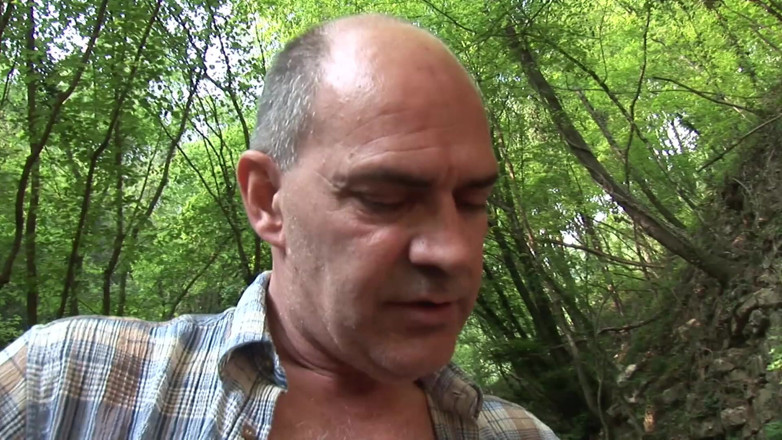 Old PIGS XXX: Velho treinador usa indevidamente um jovem caminhante na floresta