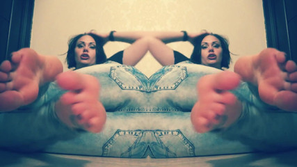 Goddess Misha Goldy: Pés nus em jeans JOI CEI