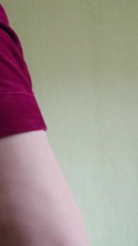 Milf caliente en mini falda se masturba y se corre arriesgadamente