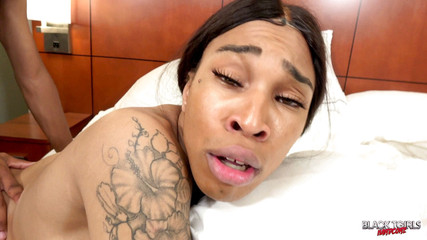 Black Tgirls: Sunshine si trans kulit hitam lagi asik dientot pantatnya