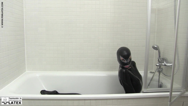 Fem Latex: Volledig lichaam catsuit douchen