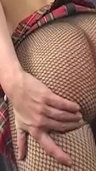 Blonde Vixen dalam pakaian jala diregangkan luas oleh zakar berdenyut