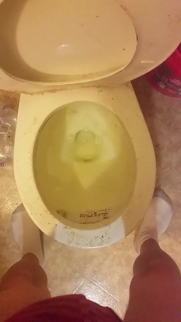 Fseanb: Orinar y jugar con la polla en el baño.