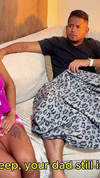 Anne ve üvey oğlu kanepeyi paylaşıyor