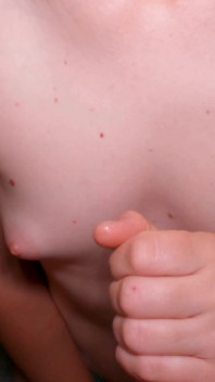 18-letnia przyrodnia siostra robi loda POV