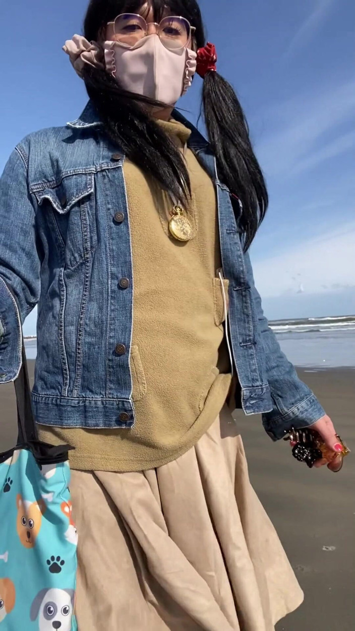 Megmin2002: No.130 Tack's Pussy Exposed on a Beach Walk, Cradled by...