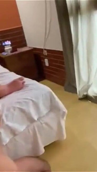 Si rambut coklat nakal menjemput kawan suaminya untuk mengongkek kawannya semasa dia menonton setiap saat sebagai voyeur!
