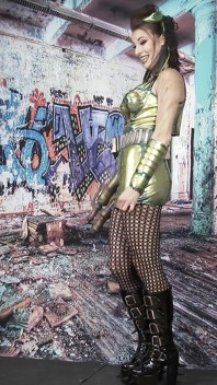 Victoria Daniels - 405 - Photoshoot Backstage