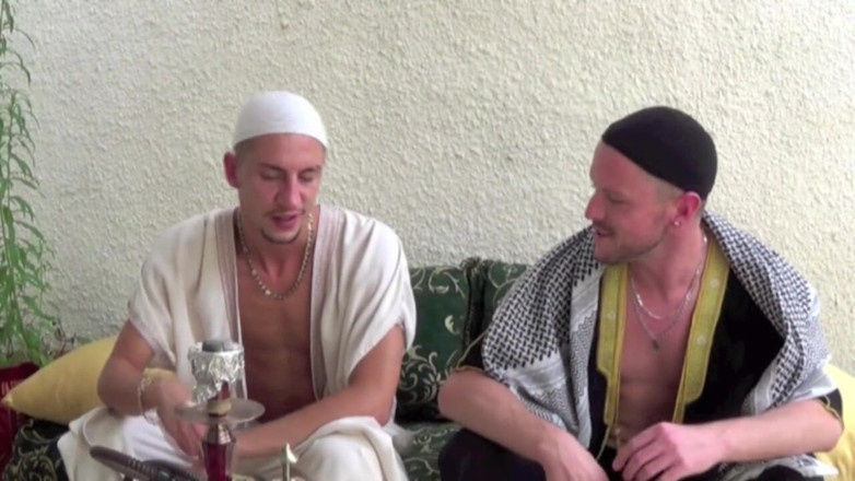 Gaybareback: Dikongkek oleh zakar Arab lurus XXL