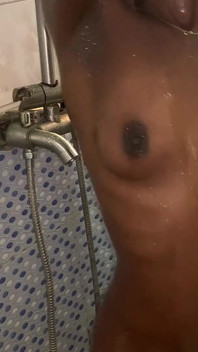 Sexy ebenová holka v koupelně Tease Curvy přírodní kráska