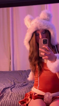 Vánoční trans dívka honí a stříká pomocí quickshot Fleshlight