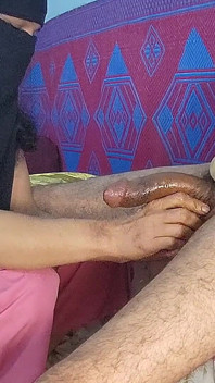 Il fratellastro indiano awara scopa la sorellastra in stile cowgirl dopo una bella sega in webcam dal vivo