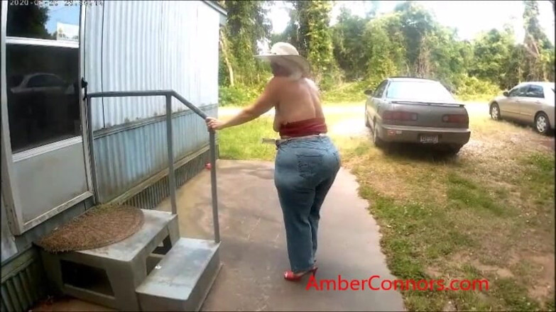 Amber Connors: Amber dengan celana jins ketat