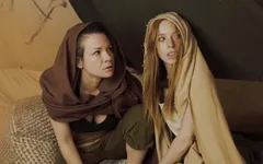 कामुक लाल बालों वाली Furiosa (madi Collins) Alison Rey को तब तक चोदती है जब तक वह वीर्य नहीं छोड़ देती - Furiosa porn cosplay parody