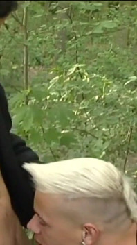 Gelbe Flüsse für blonde tschechischen twink im wald