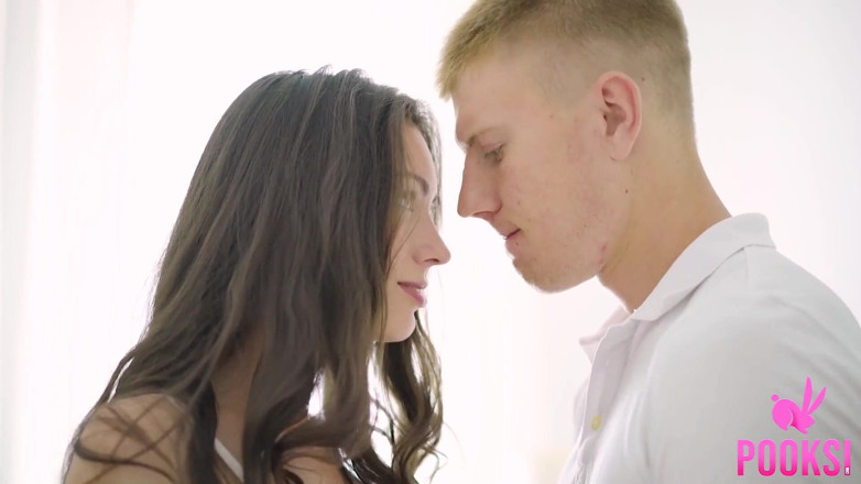 Pooksi: Cum loving coed Natalie får sin rövhål kantad och dicked!