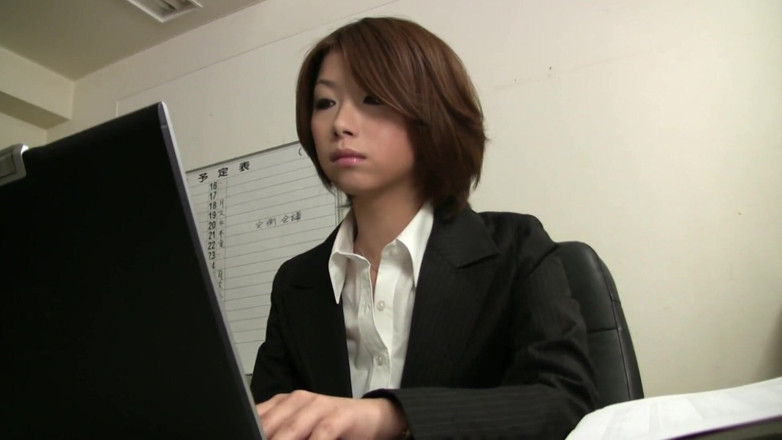 Our Offices in Japan: La troia giapponese dell'ufficio festeggia con il suo collega