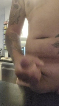 Nadržený chlapec honí, cumming přes kuchyňský pult a lízání nahoru