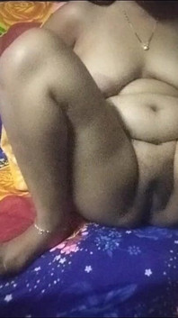 继妹坐在沙发上展示她的阴户。