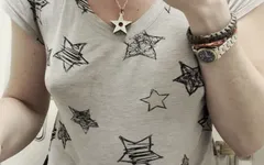 Después de una orina masiva en un avión que va por todo mi trasero n muslo, levanto mis tetas y arbusto para refrescar y limpiar mis dientes